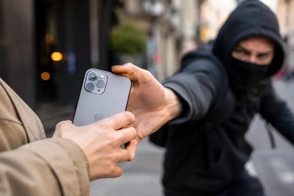 Apple готовит защиту от краж: iPhone сможет сам заблокироваться при вырывании из рук