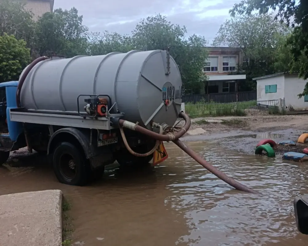 Актюбинцам объяснили, кто должен откачивать воду после дождей
