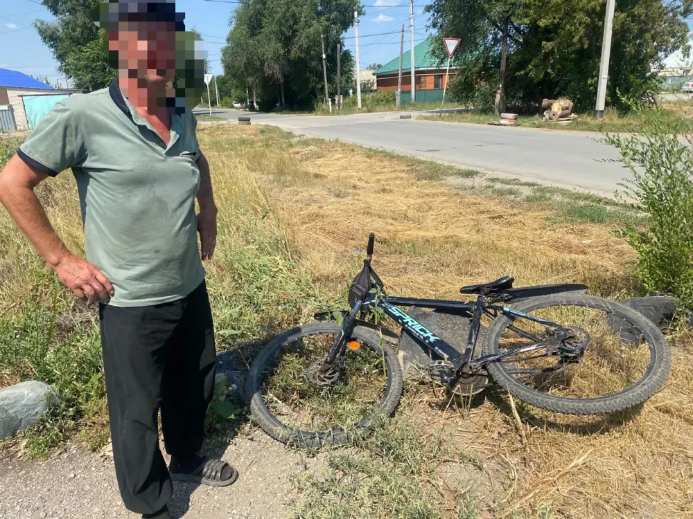 В Актобе 49-летний мужчина украл велосипед, пока ребенок играл в мяч