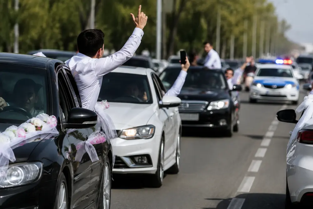 В Актобе участников свадебного кортежа наказали за грубые нарушения ПДД